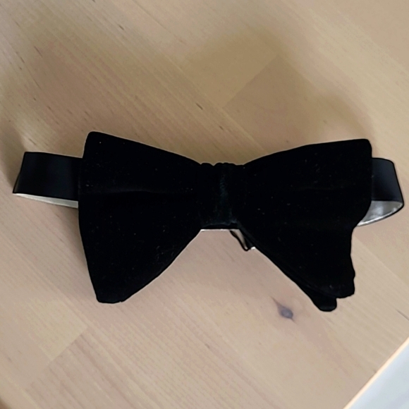 Ugo Vallini VINTAGE velvet bowtie! - Picture 1 of 4